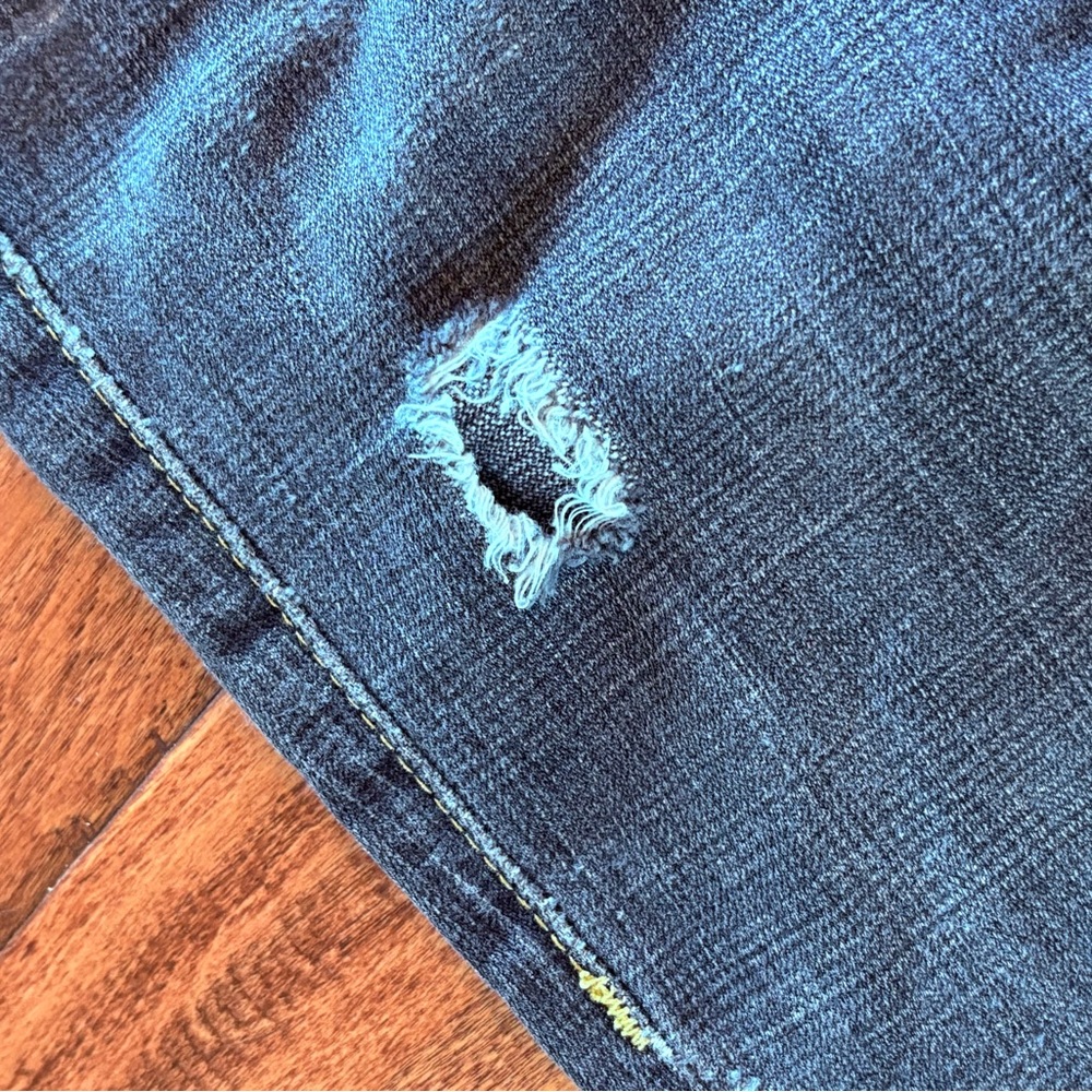 True Religion Distressed Blue Jeans Wide Flare Leg. Size 27 (IS size 4). - Picture 4 of 9